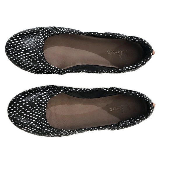 Elorie Black & White Dotted Flat. - Picture 1 of 7